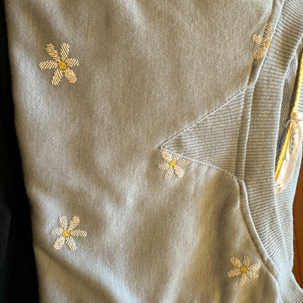 Jane & Delancey Blue Top with Yellow Daisy Floral Accents Size 3X